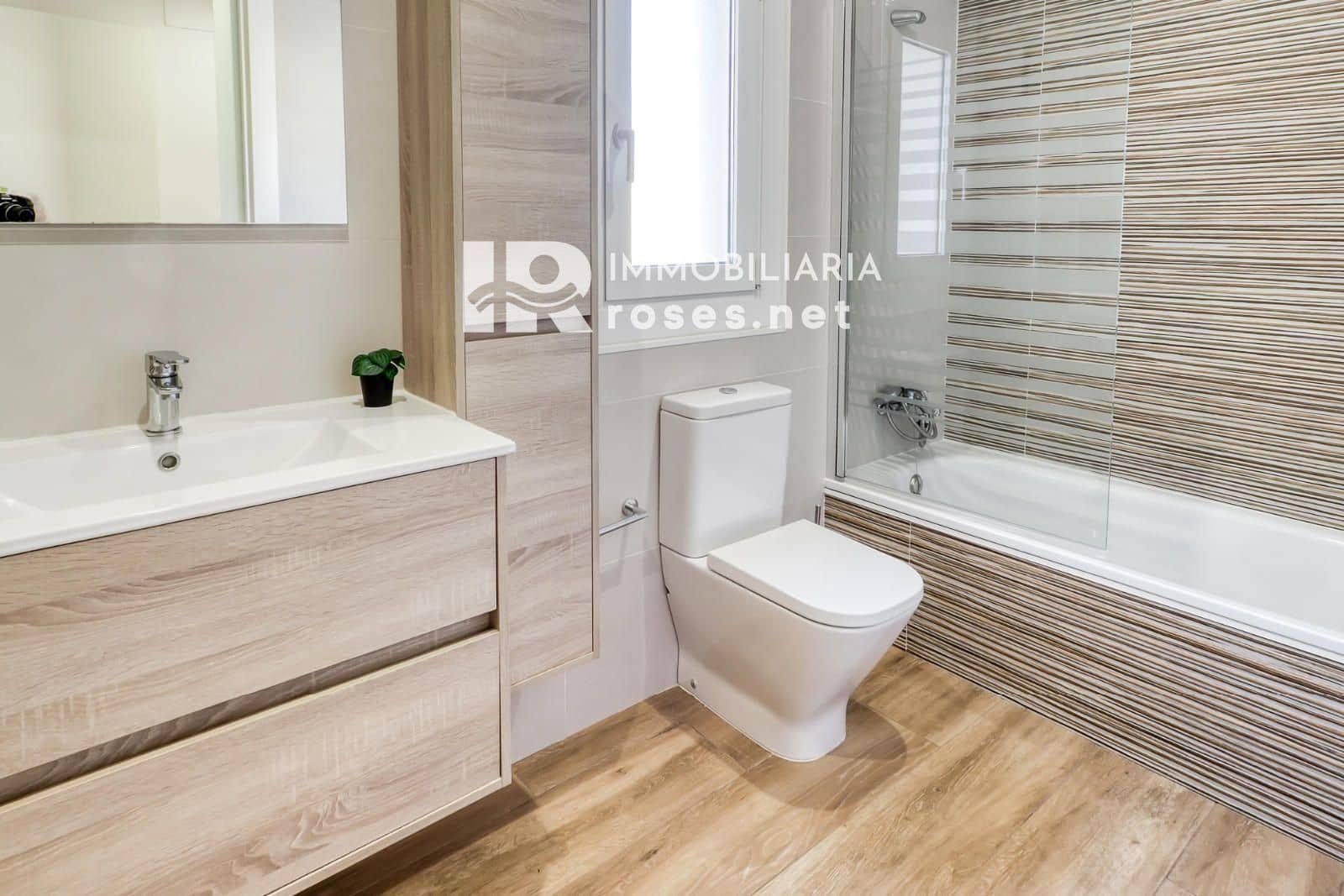 3 slaapkamer Flat te koop in Roses met zwembad - € 215.000 (Ref: 9449326)