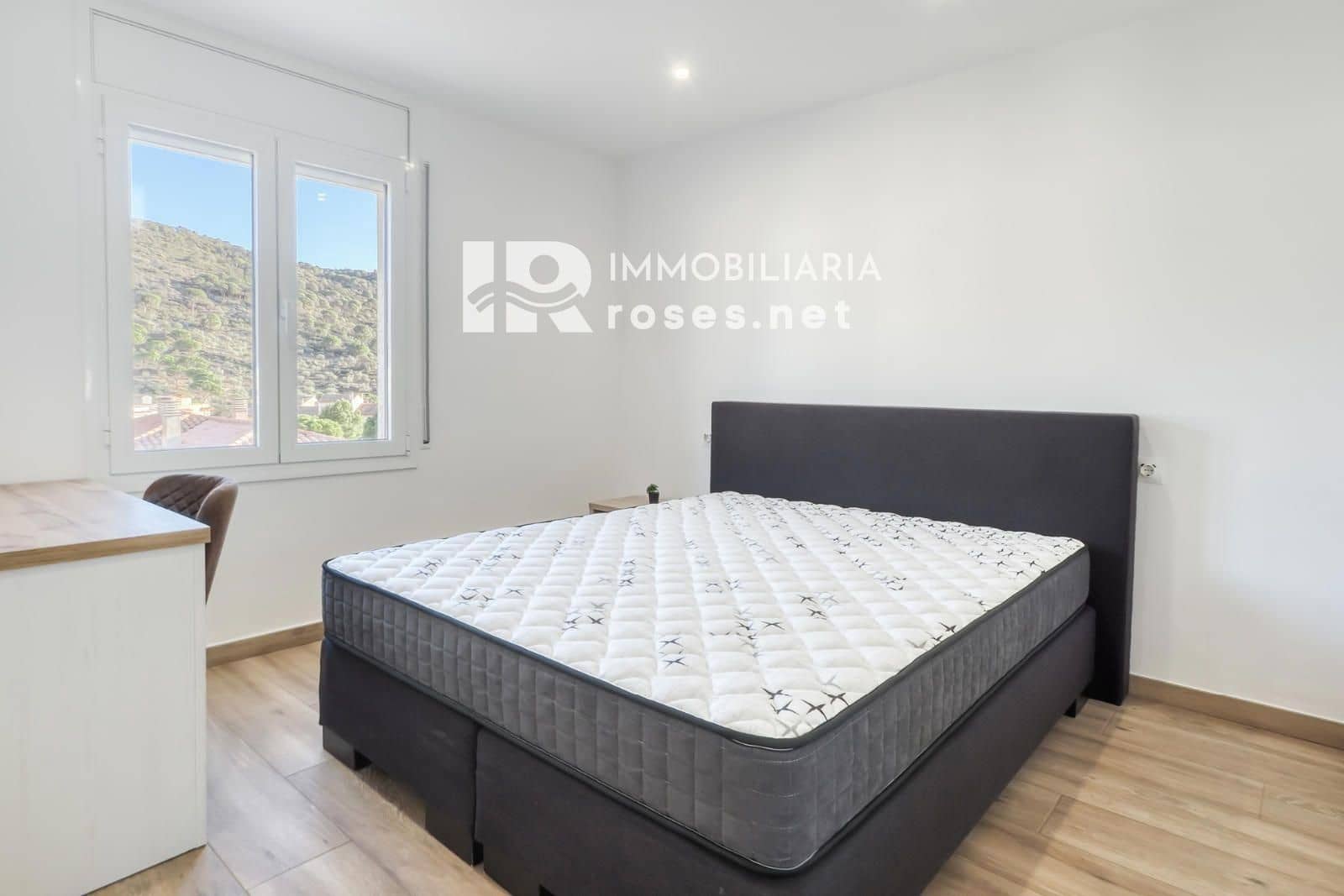 3 slaapkamer Flat te koop in Roses met zwembad - € 215.000 (Ref: 9449326)