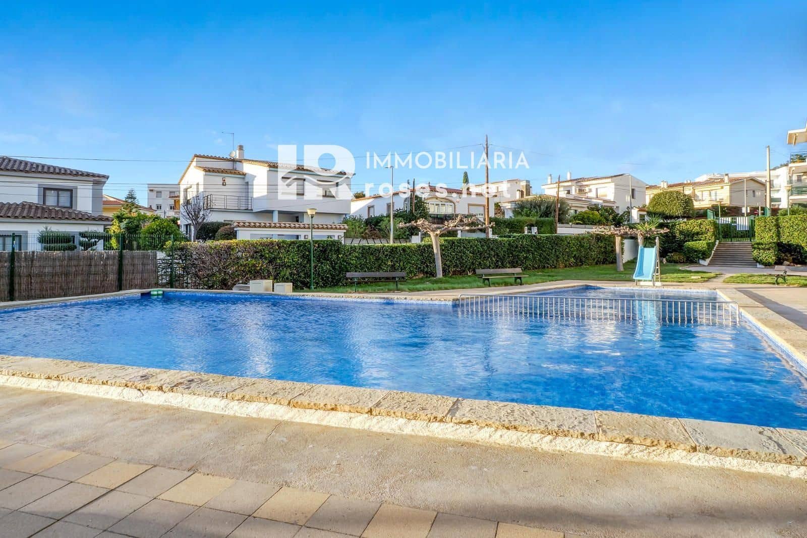 3 slaapkamer Flat te koop in Roses met zwembad - € 215.000 (Ref: 9449326)