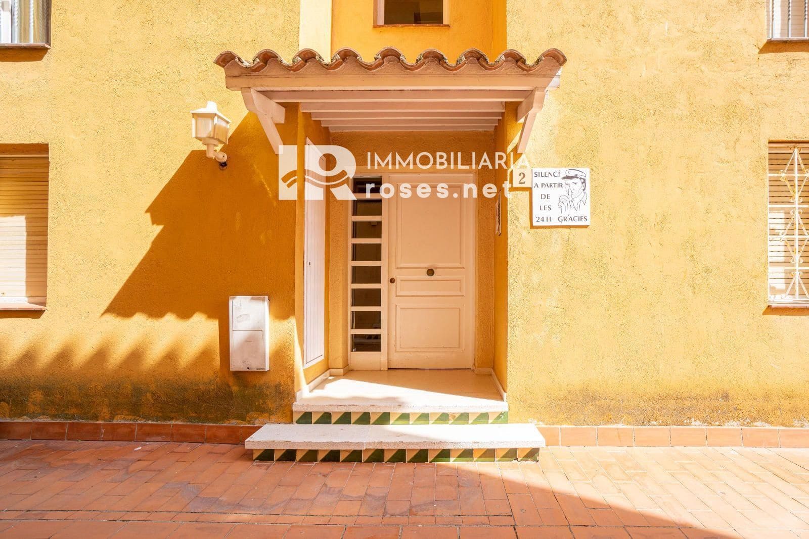 2 bedroom Flat for sale in Empuriabrava with pool - € 195,000 (Ref: 9449332)