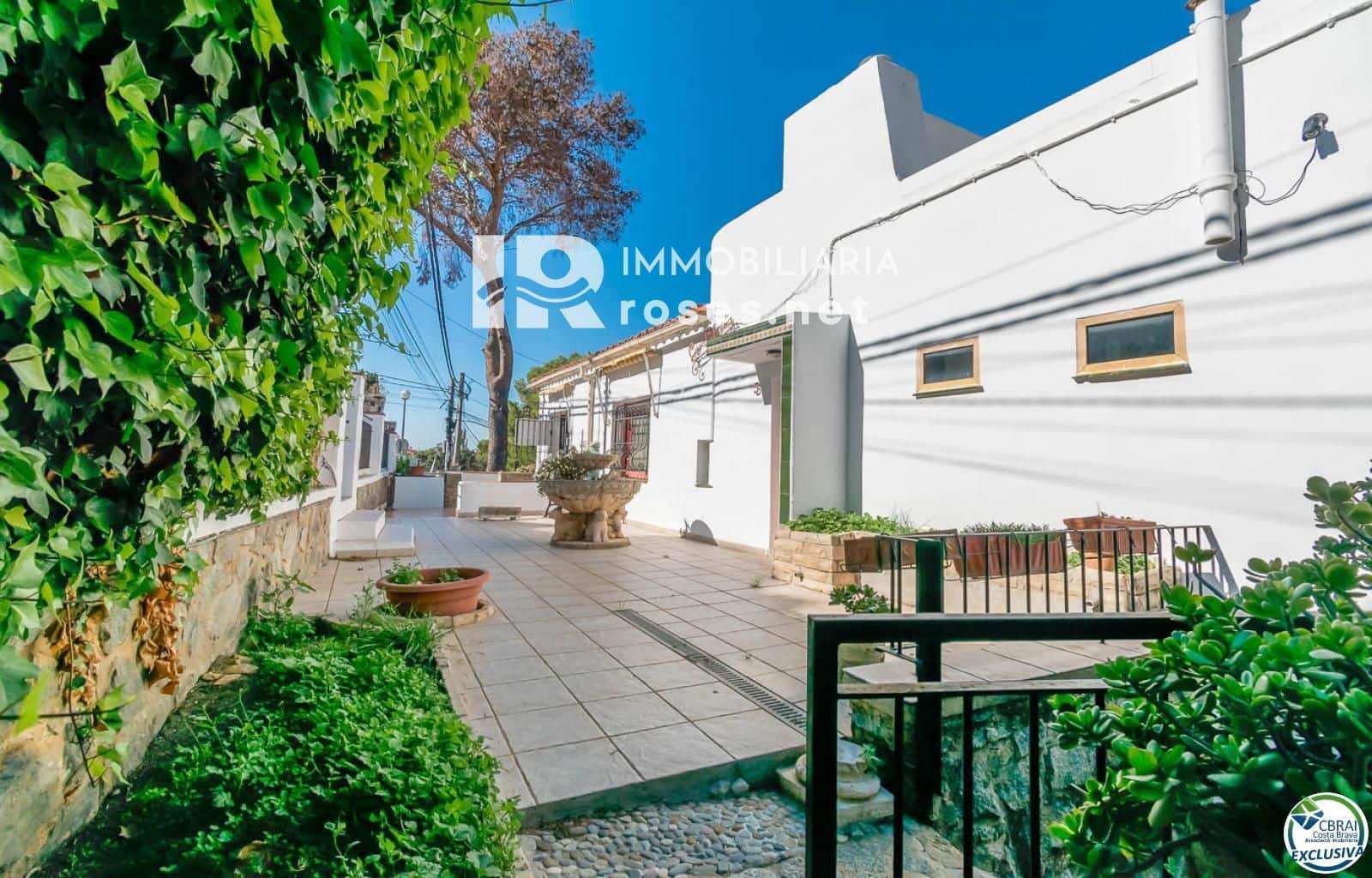 Chalet de 4 habitaciones en Roses en venta con garaje - 645.000 € (Ref: 9449335)