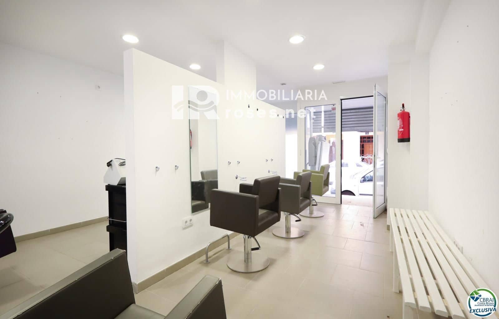 Commercial for sale in Roses - € 172,000 (Ref: 9528598)