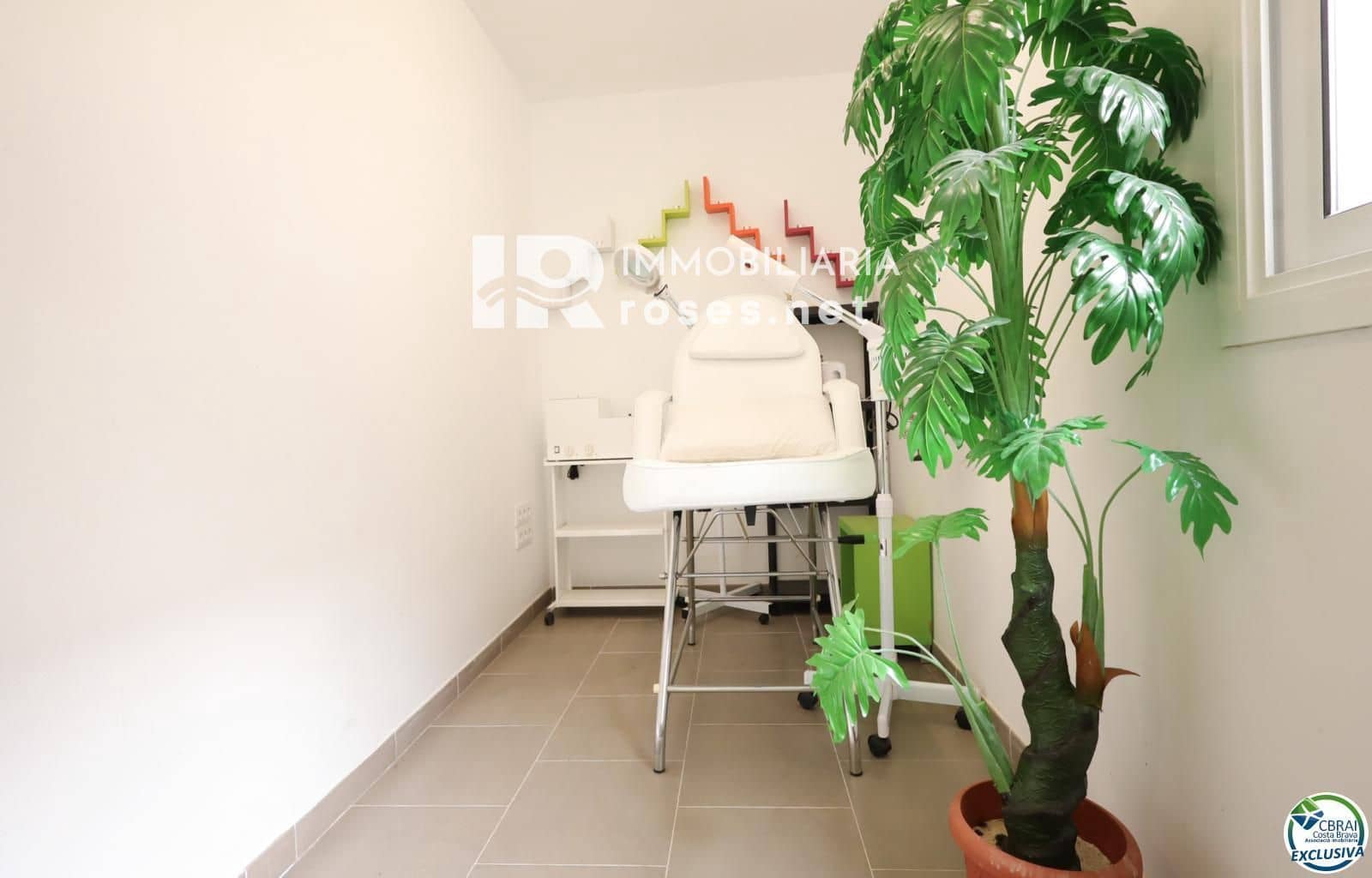 Commercial for sale in Roses - € 172,000 (Ref: 9528598)