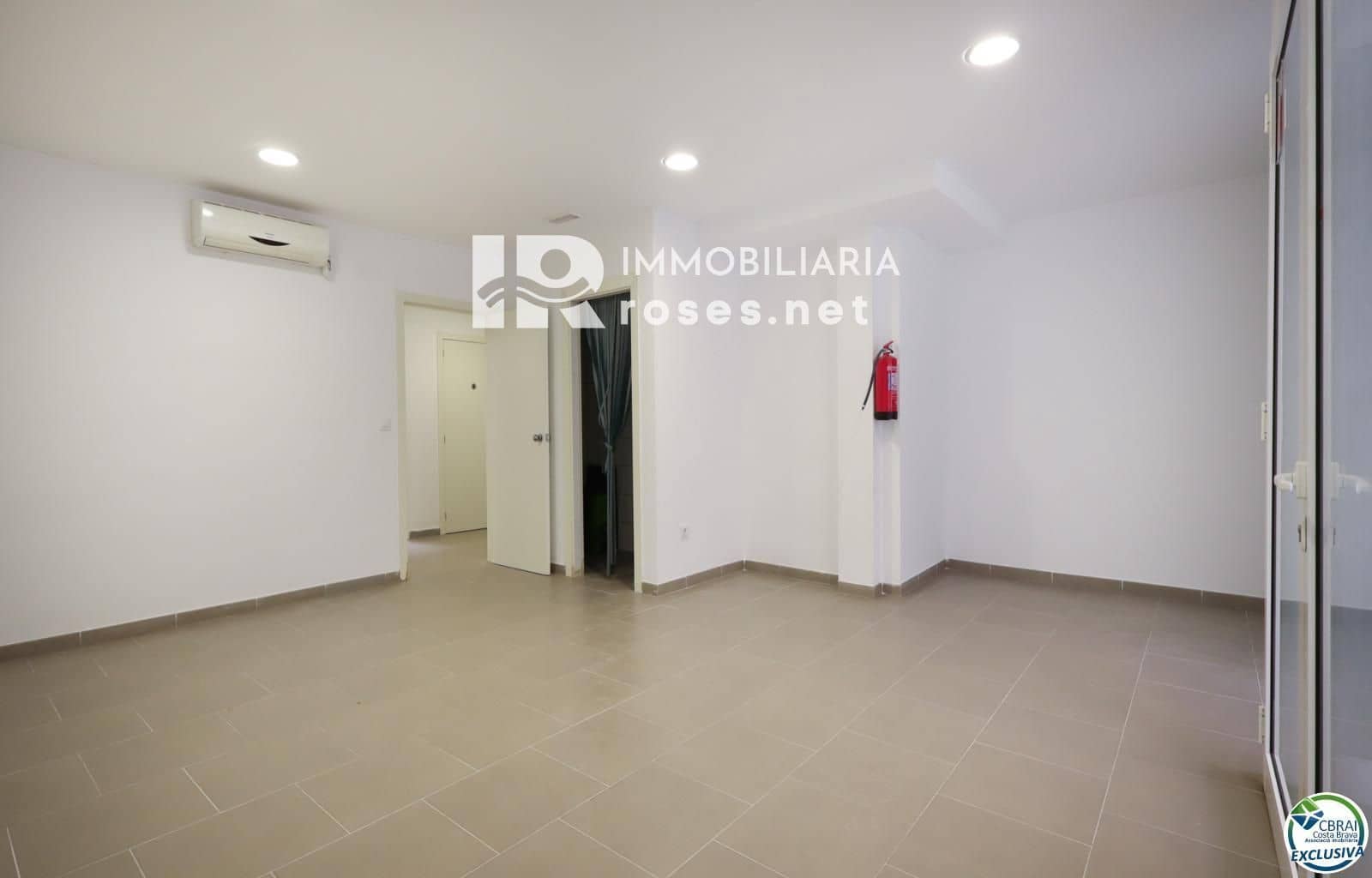 Commercial for sale in Roses - € 172,000 (Ref: 9528598)