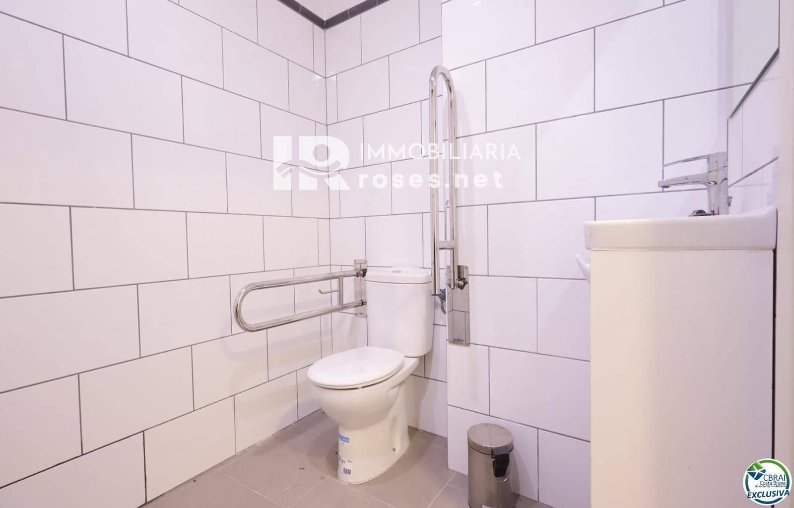 Commercial for sale in Roses - € 172,000 (Ref: 9528598)