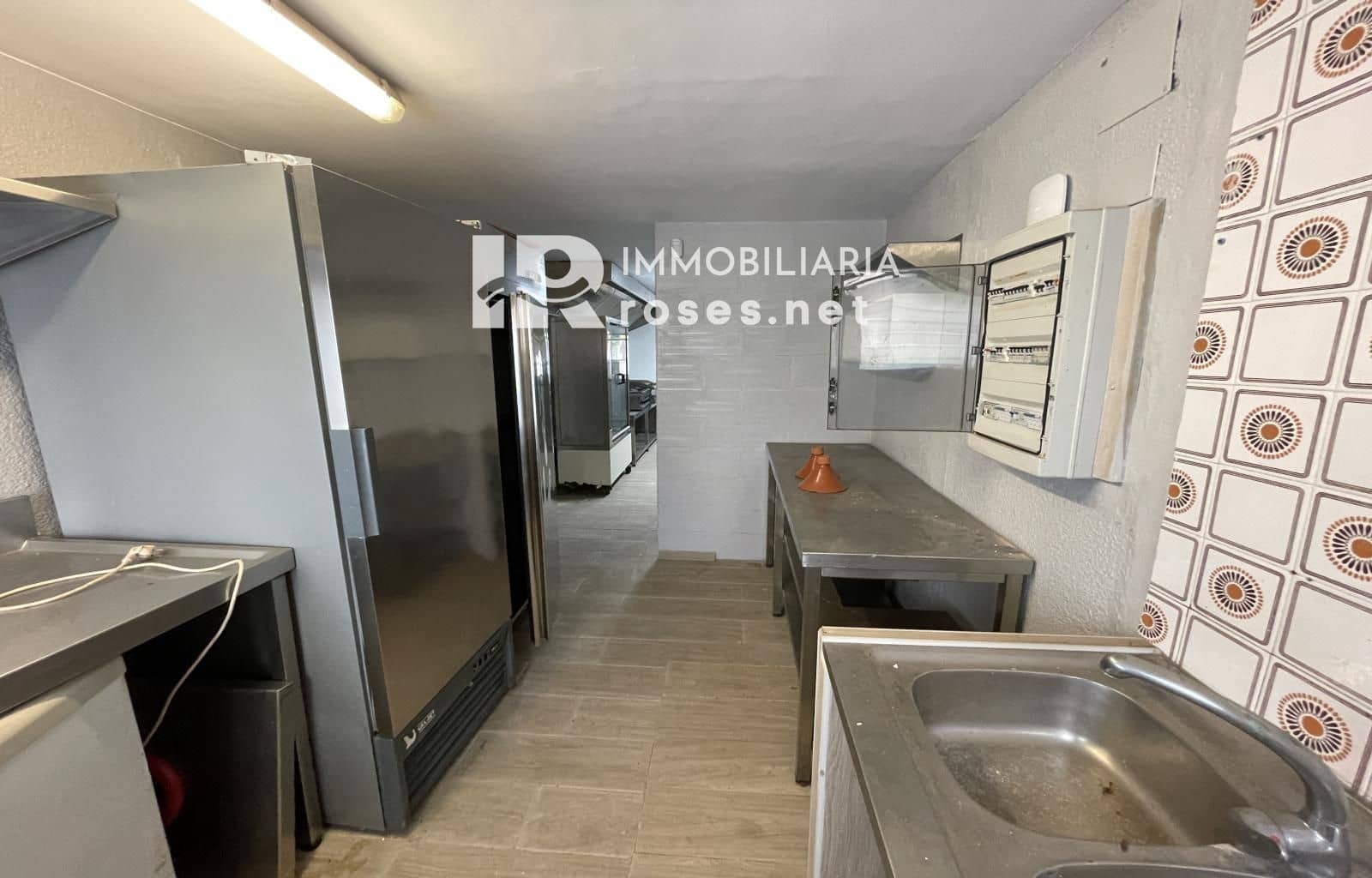 Kaupallinen myytävänä paikassa Empuriabrava - 180 000 € (Ref: 9622754)