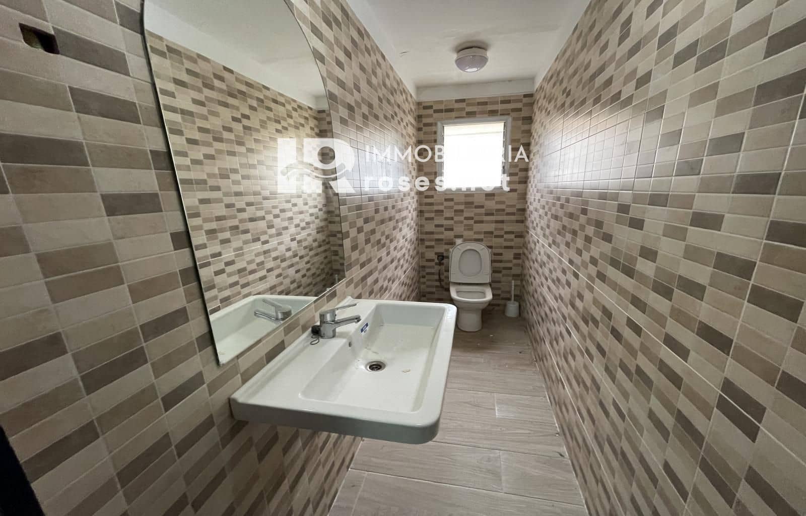 Kaupallinen myytävänä paikassa Empuriabrava - 180 000 € (Ref: 9622754)