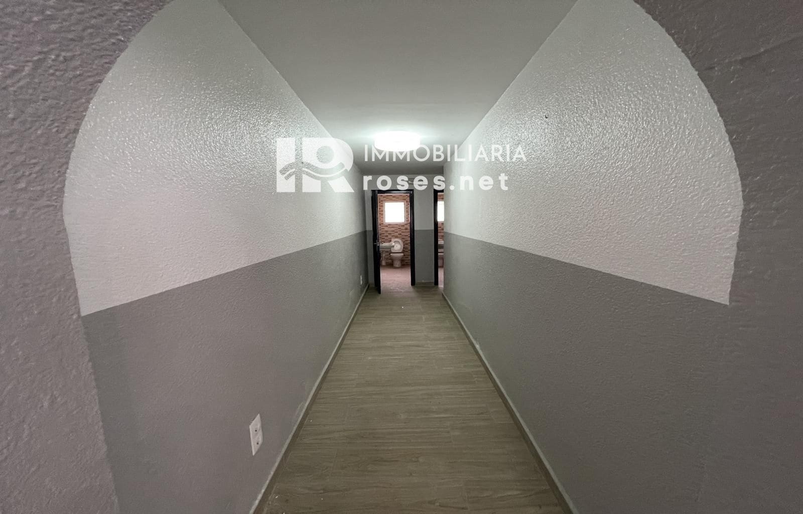 Kaupallinen myytävänä paikassa Empuriabrava - 180 000 € (Ref: 9622754)