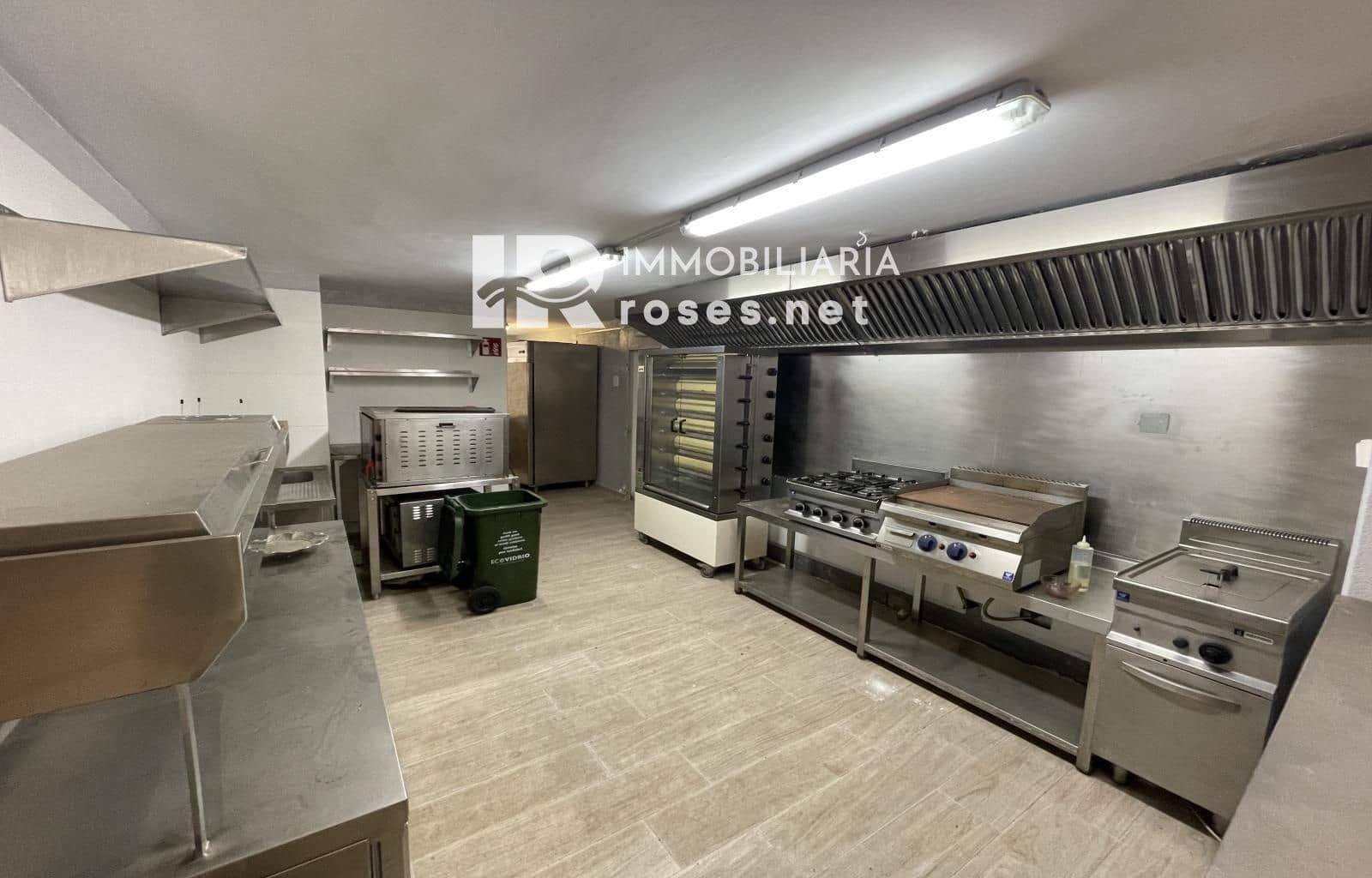 Kaupallinen myytävänä paikassa Empuriabrava - 180 000 € (Ref: 9622754)