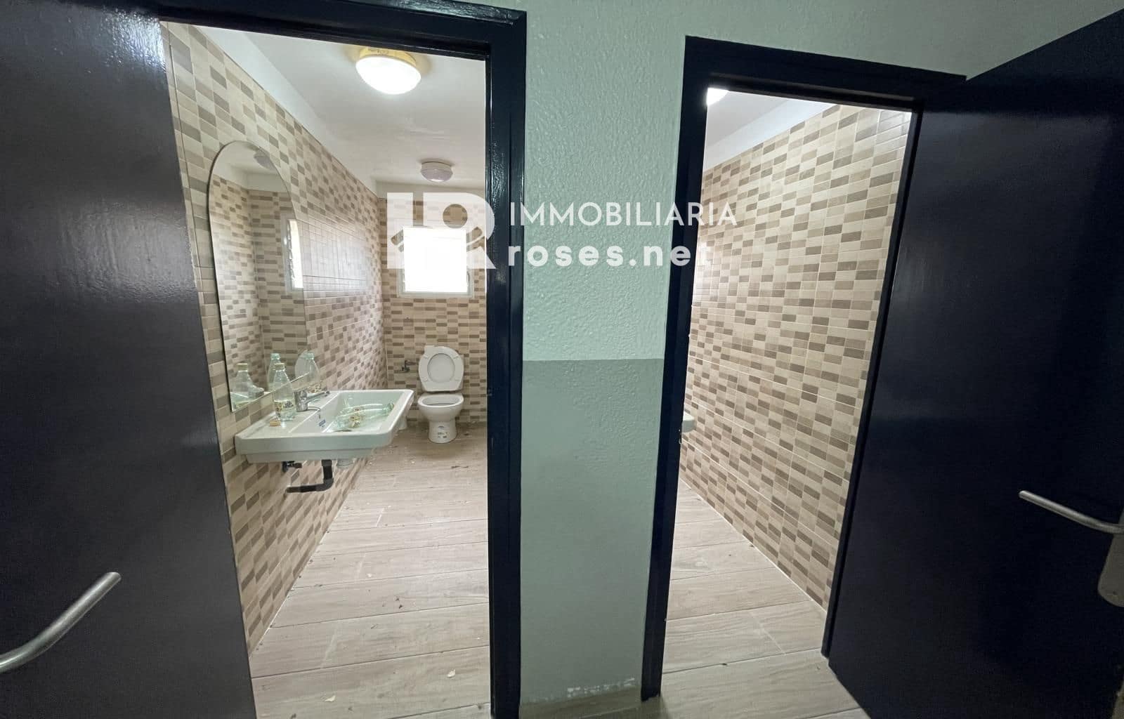 Kaupallinen myytävänä paikassa Empuriabrava - 180 000 € (Ref: 9622754)