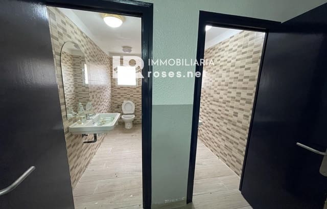 Kaupallinen myytävänä paikassa Empuriabrava, Castelló d'Empúries - 180 000 € (Ref: 9622754)