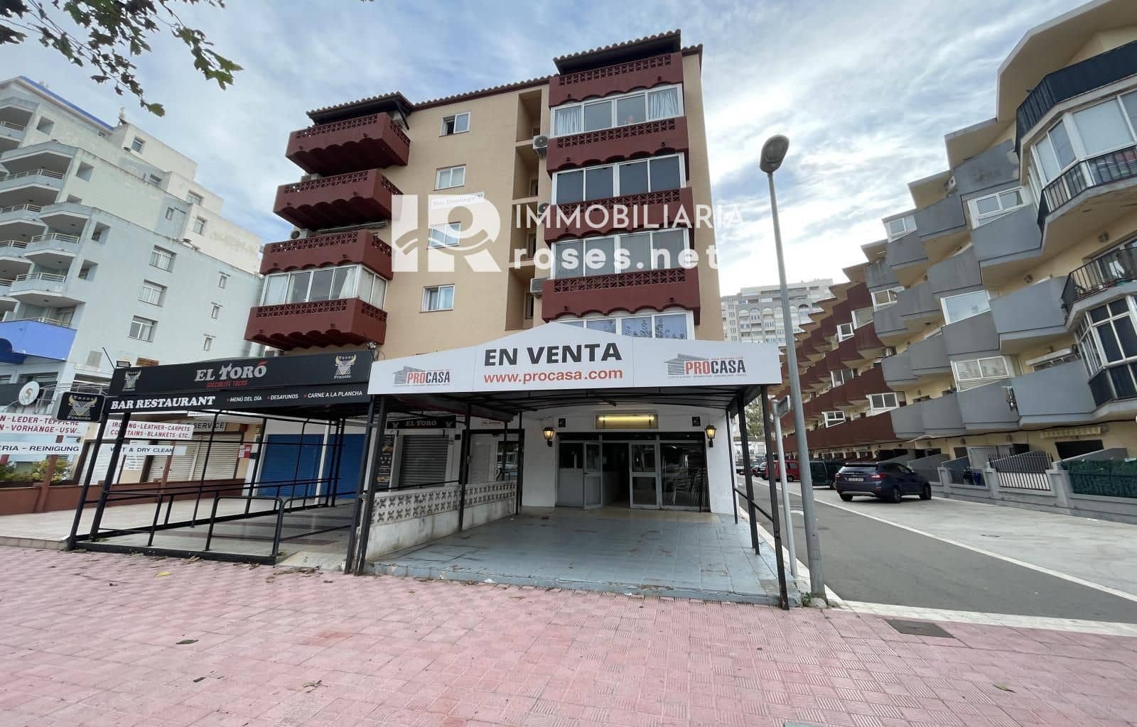 Commercial for sale in Empuriabrava - € 180,000 (Ref: 9622754)