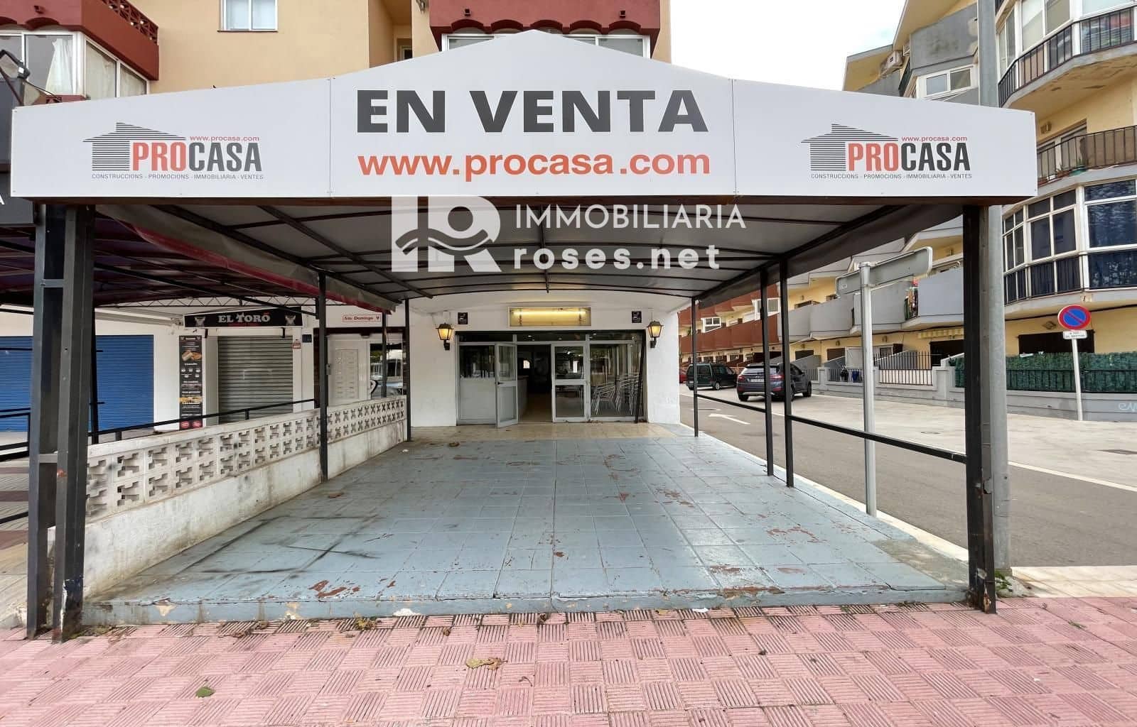 Commercial for sale in Empuriabrava - € 180,000 (Ref: 9622754)
