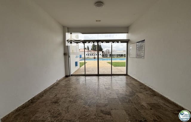 Flat for sale in Roses with pool - € 85,000 (Ref: 9654215)