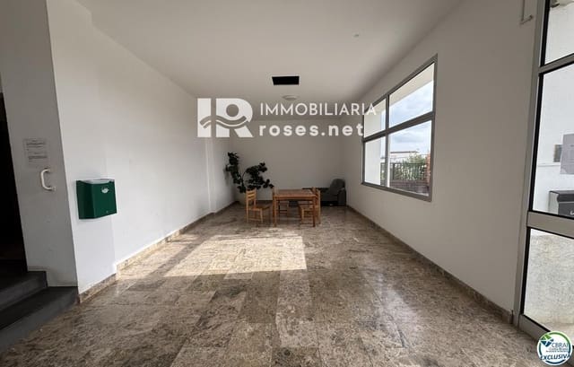Flat for sale in Roses with pool - € 85,000 (Ref: 9654215)