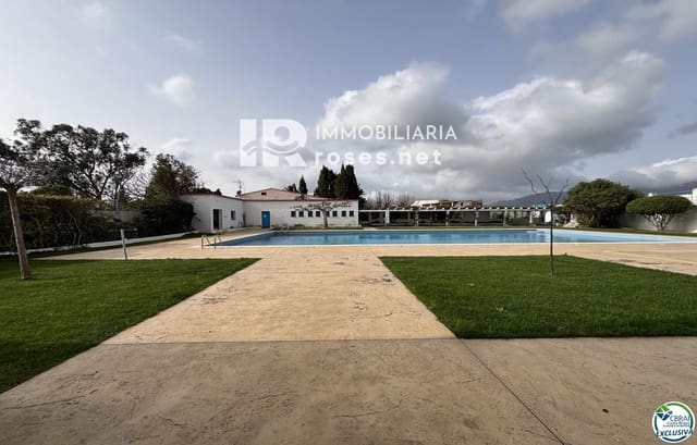 Flat for sale in Roses with pool - € 85,000 (Ref: 9654215)