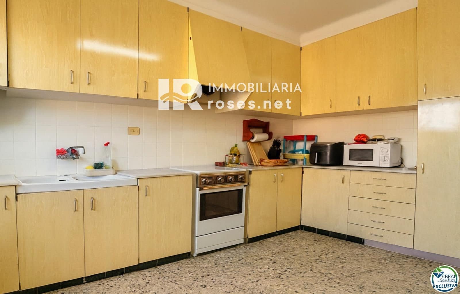 8 bedroom Villa for sale in Llanca with garage - € 359,000 (Ref: 9671114)