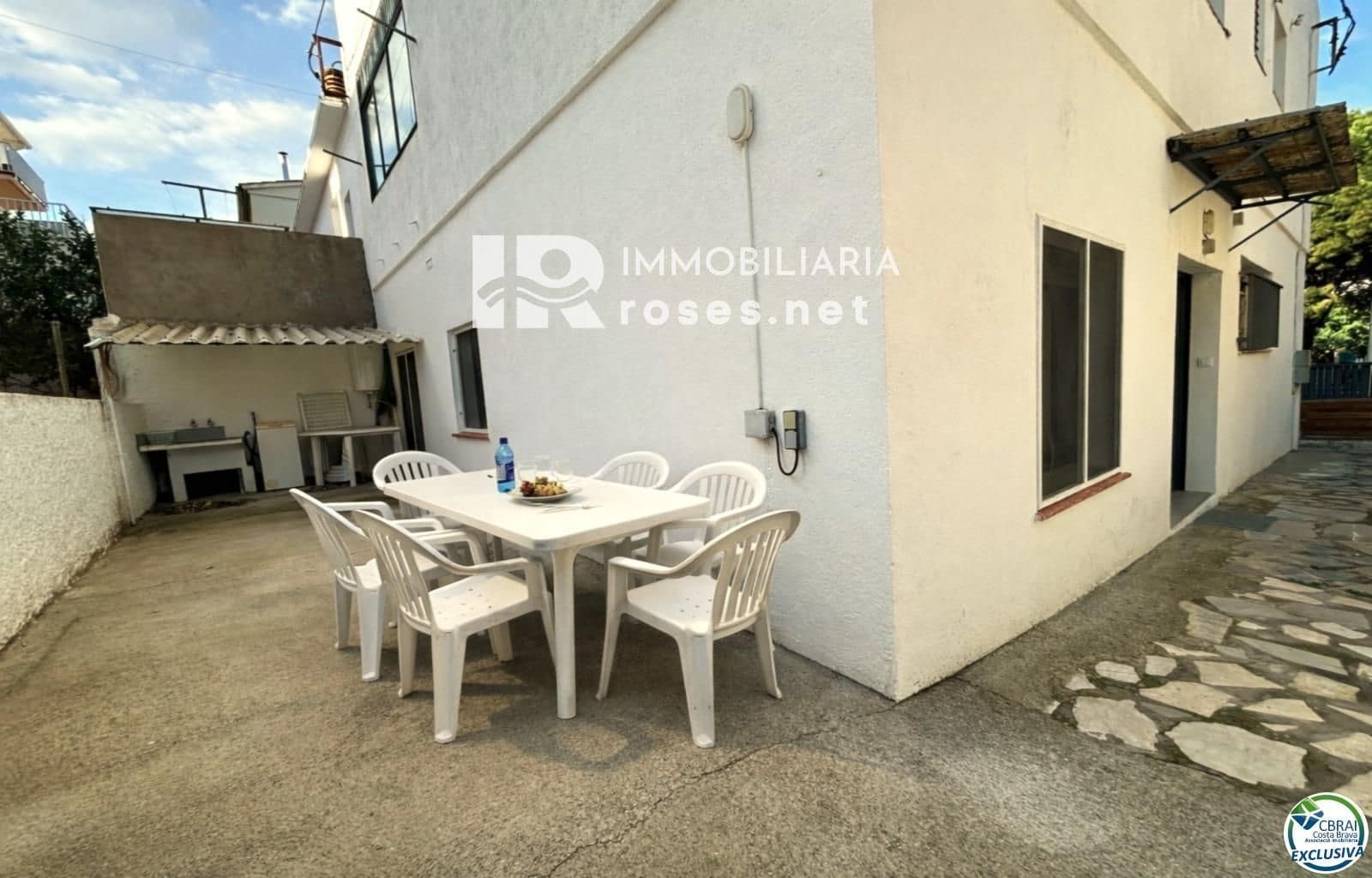 8 bedroom Villa for sale in Llanca with garage - € 359,000 (Ref: 9671114)