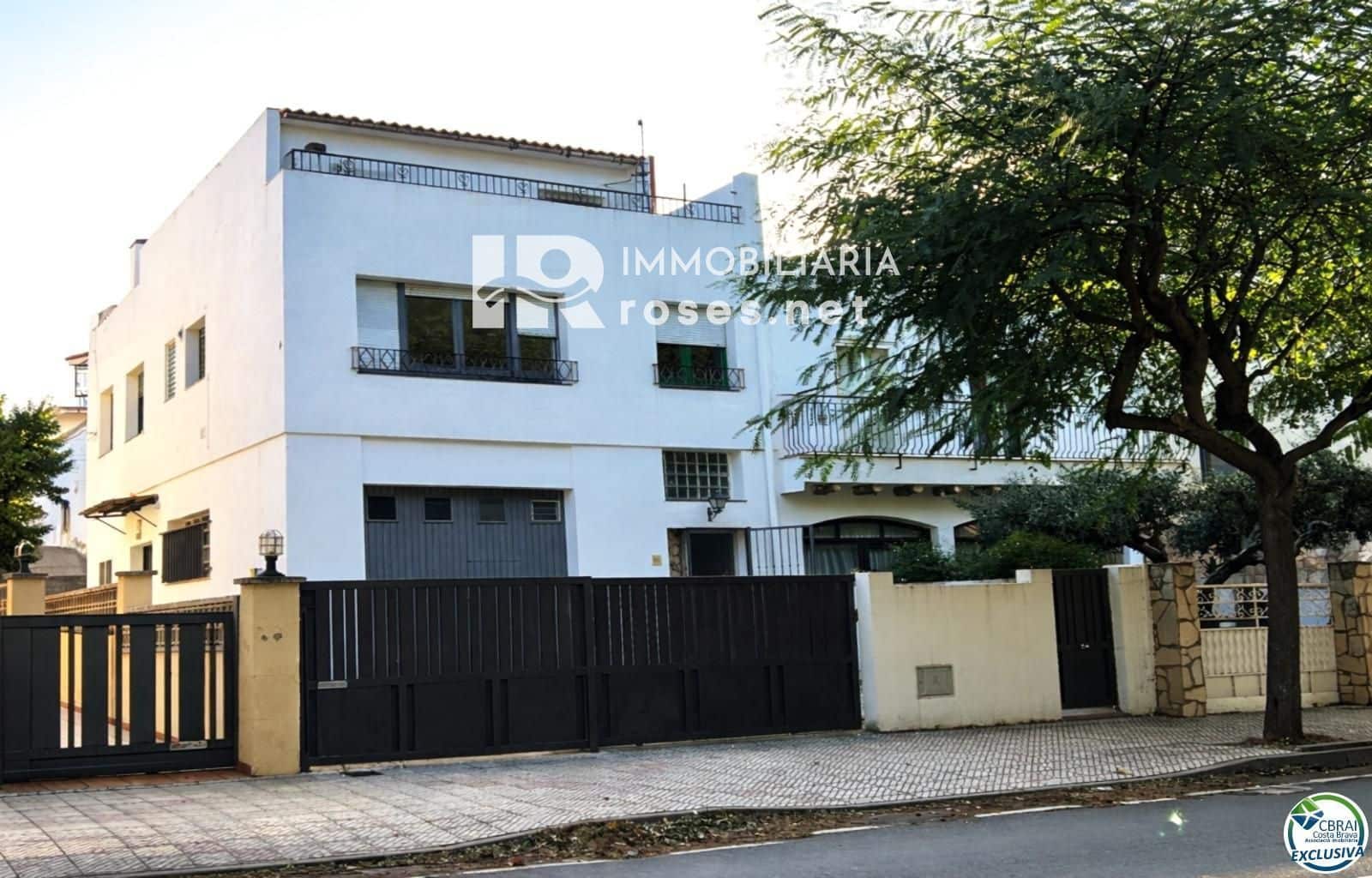 8 bedroom Villa for sale in Llanca with garage - € 359,000 (Ref: 9671114)