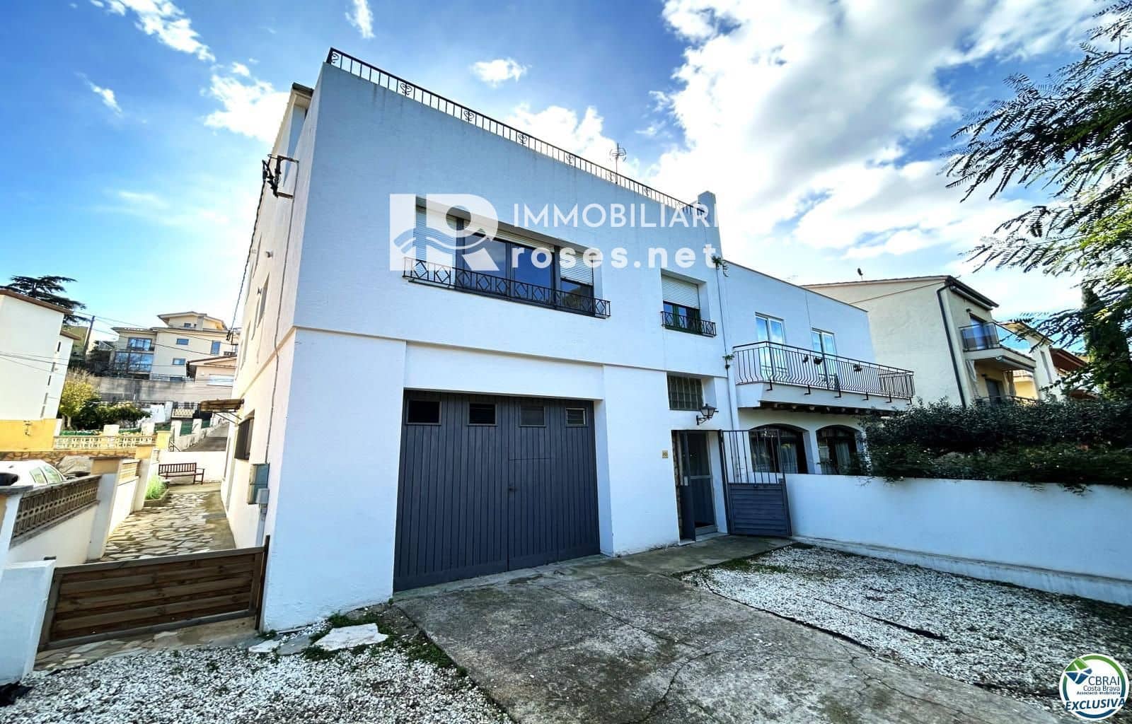 8 bedroom Villa for sale in Llanca with garage - € 359,000 (Ref: 9671114)