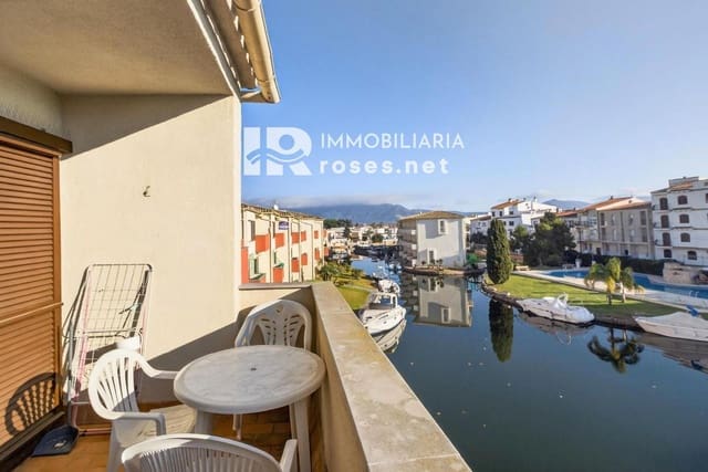 Piso de 2 habitaciones en Empuriabrava, Castelló d'Empúries en venta con piscina garaje - 170.000 € (Ref: 9674767)