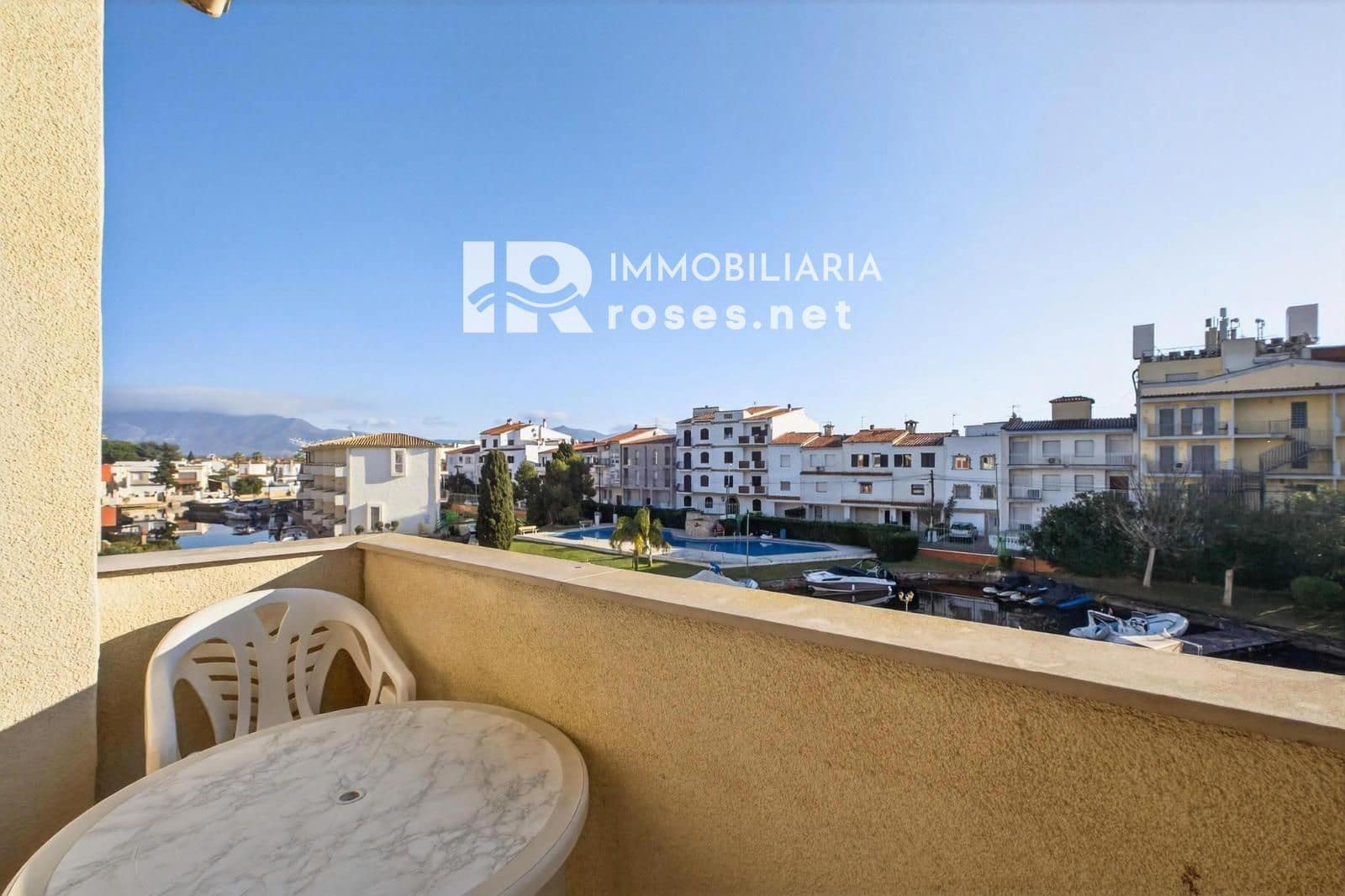 Piso de 2 habitaciones en Empuriabrava en venta con piscina garaje - 170.000 € (Ref: 9674767)