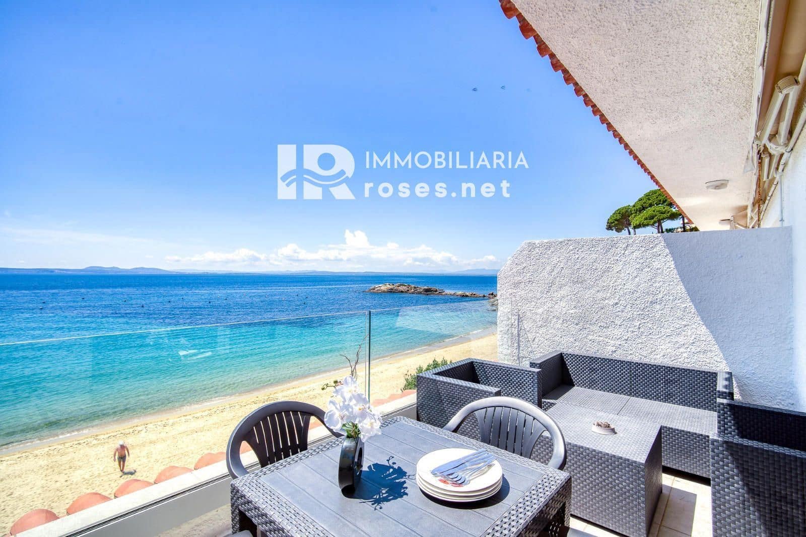 1 bedroom Flat for sale in Roses - € 399,000 (Ref: 9696655)
