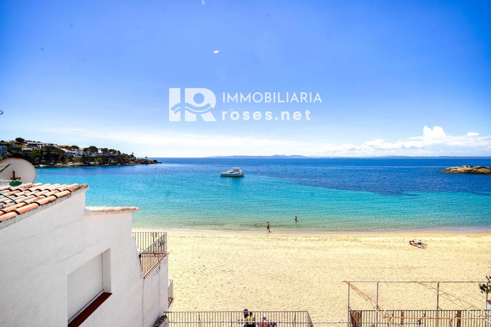 1 bedroom Flat for sale in Roses - € 399,000 (Ref: 9696655)