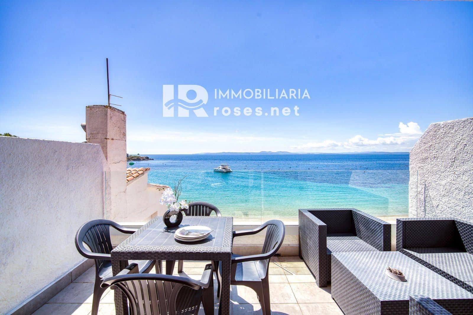 1 bedroom Flat for sale in Roses - € 399,000 (Ref: 9696655)