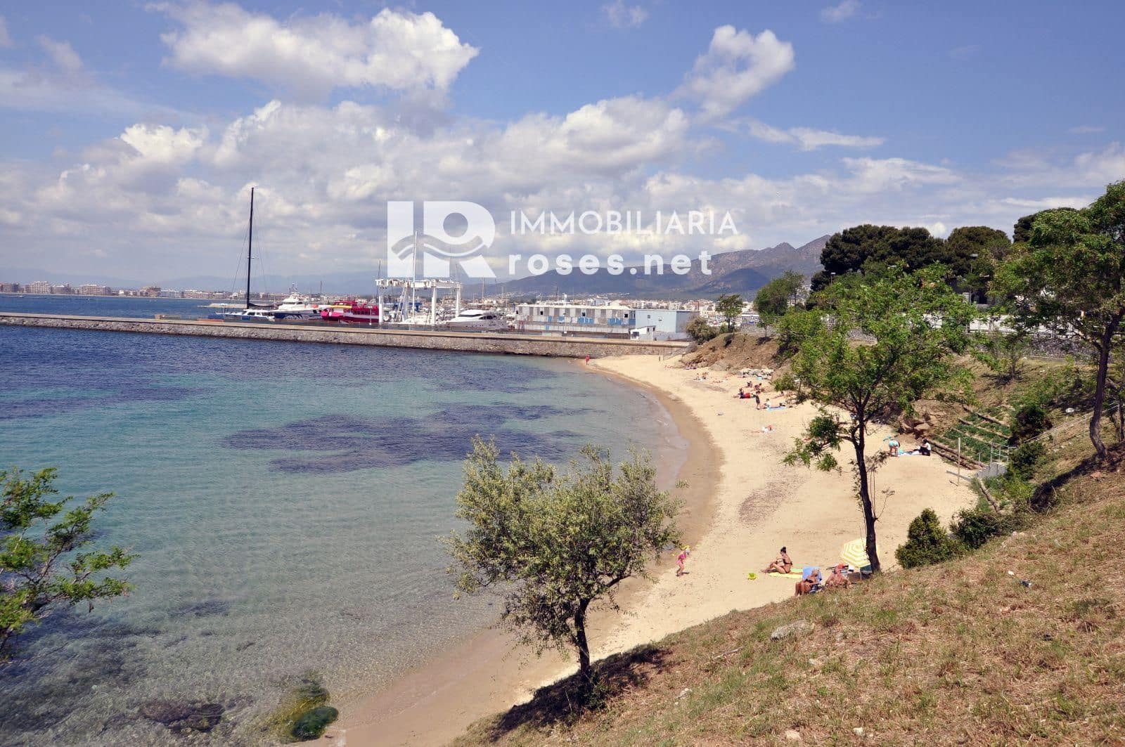 2 slaapkamer Flat te koop in Roses met zwembad - € 266.000 (Ref: 9779082)