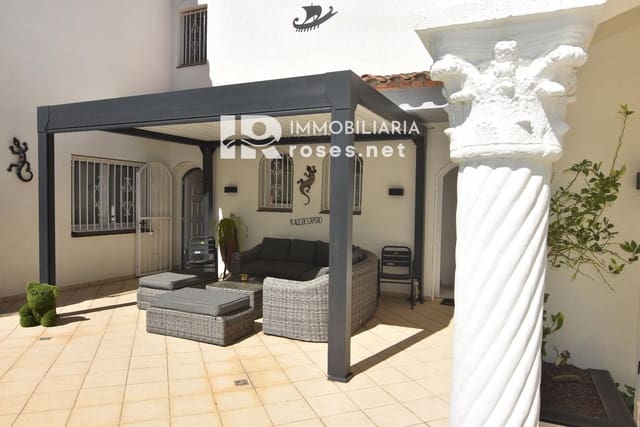 4 makuuhuone Huvila myytävänä paikassa Empuriabrava, Castelló d'Empúries mukana uima-altaan 
autotalli - 650 000 € (Ref: 9784479)