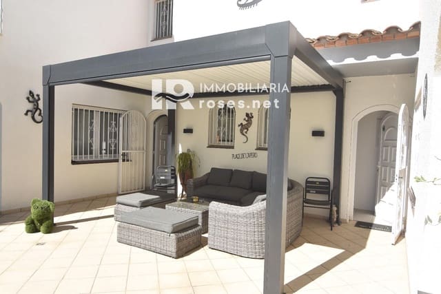 4 makuuhuone Huvila myytävänä paikassa Empuriabrava, Castelló d'Empúries mukana uima-altaan 
autotalli - 650 000 € (Ref: 9784479)