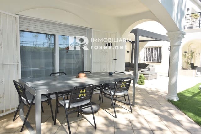 4 makuuhuone Huvila myytävänä paikassa Empuriabrava, Castelló d'Empúries mukana uima-altaan 
autotalli - 650 000 € (Ref: 9784479)