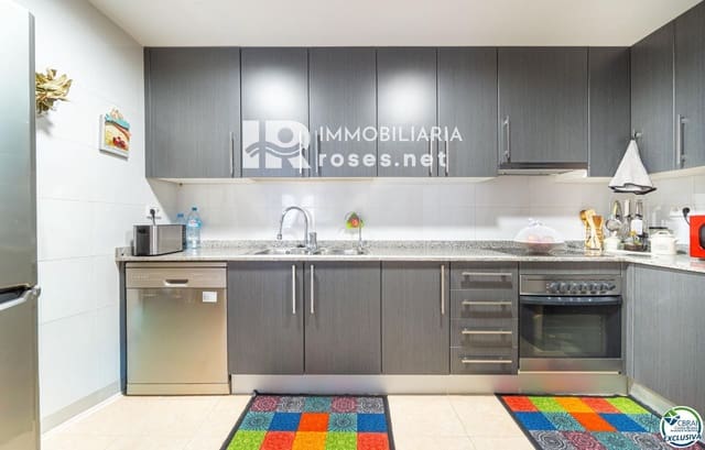 Piso de 2 habitaciones en Roses en venta con piscina - 215.000 € (Ref: 9793175)