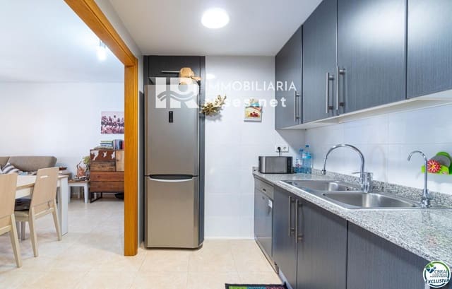 Piso de 2 habitaciones en Roses en venta con piscina - 215.000 € (Ref: 9793175)