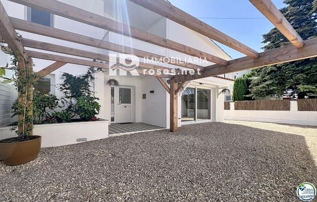 5 makuuhuone Huvila myytävänä paikassa Empuriabrava, Castelló d'Empúries - 595 000 € (Ref: 9839716)