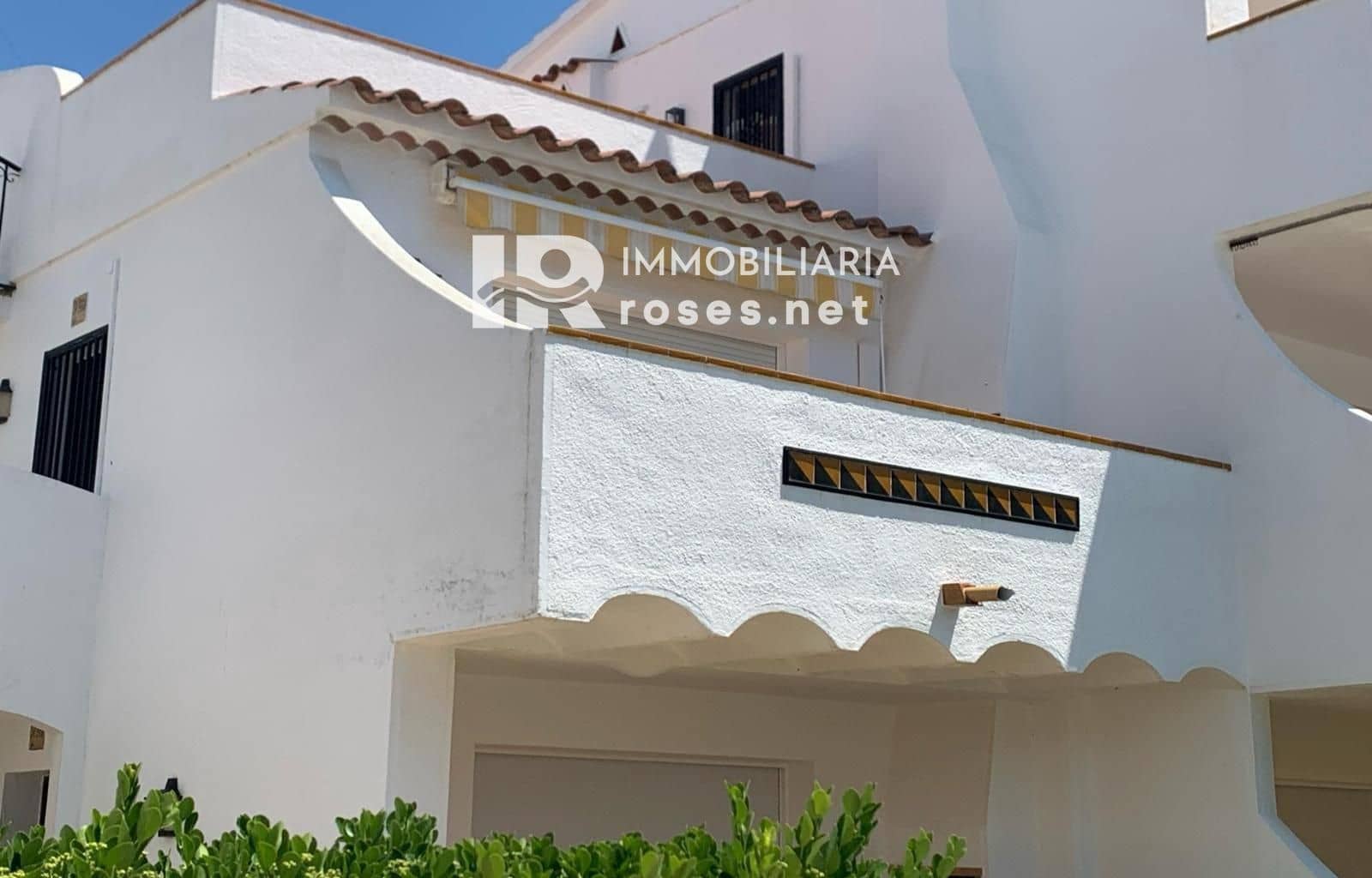 1 bedroom Flat for sale in Roses with pool - € 145,000 (Ref: 9849914)