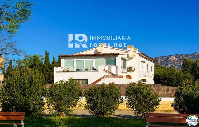 4 bedroom Villa for sale in Roses with pool garage - € 475,000 (Ref: 9892708)