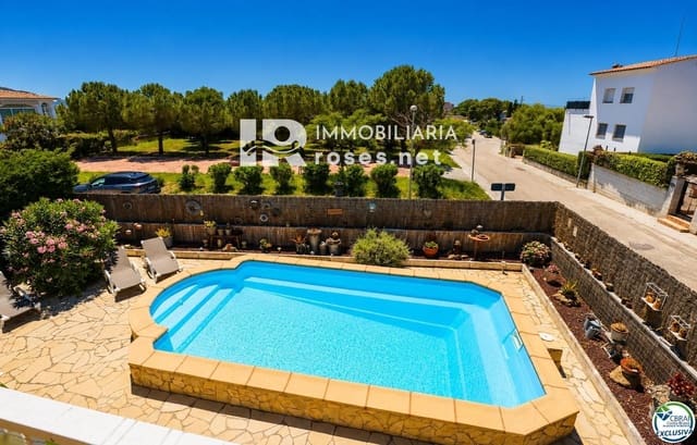 4 bedroom Villa for sale in Roses with pool garage - € 475,000 (Ref: 9892708)