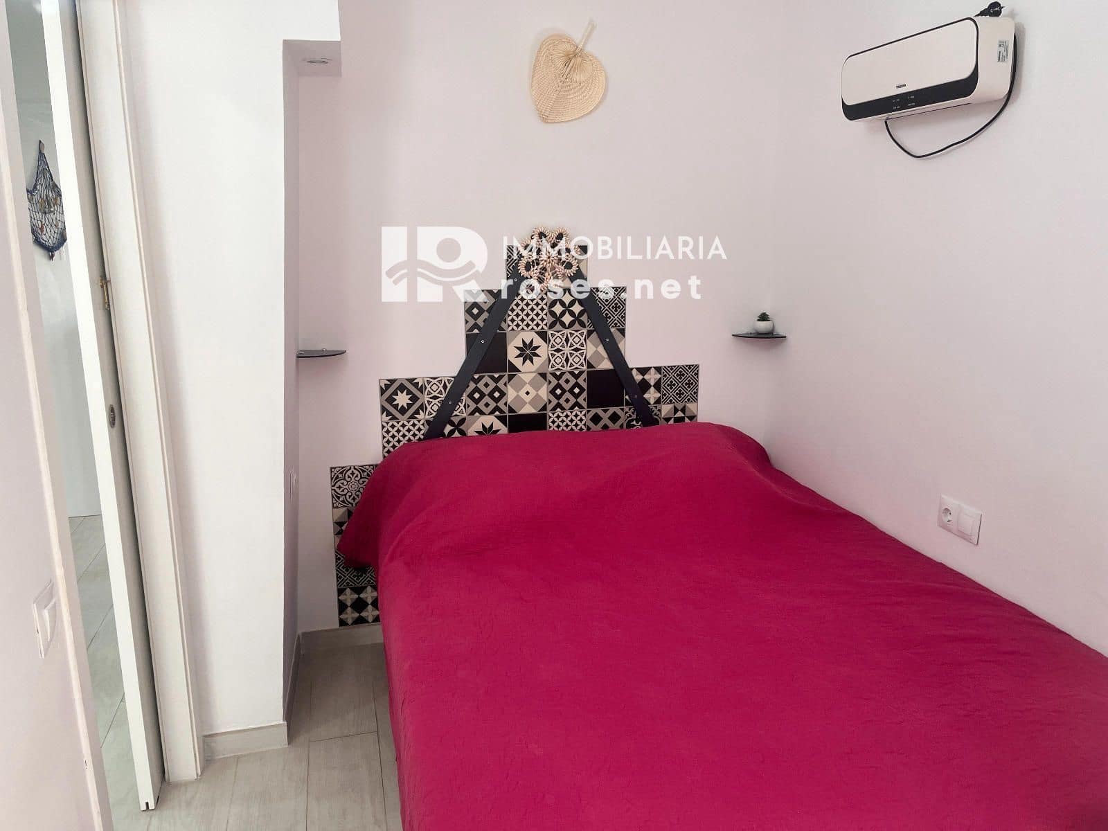 2 bedroom Flat for sale in Empuriabrava with pool - € 200,000 (Ref: 9904956)