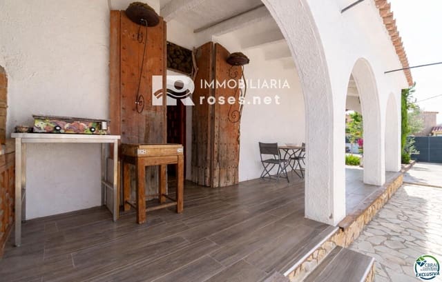 4 makuuhuone Huvila myytävänä paikassa Empuriabrava, Castelló d'Empúries mukana uima-altaan 
autotalli - 569 000 € (Ref: 9936657)