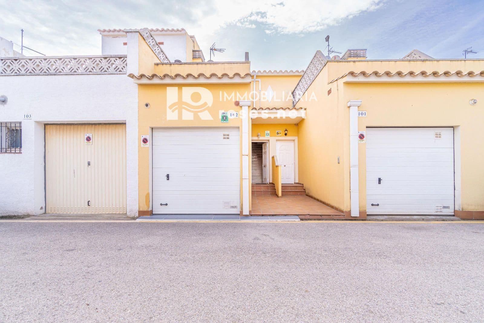 2 makuuhuone Omakotitalo myytävänä paikassa Empuriabrava mukana 
autotalli - 195 000 € (Ref: 9963410)