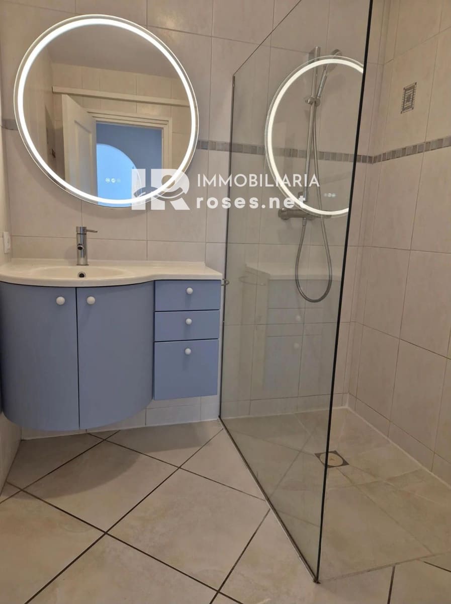 2 slaapkamer Flat te koop in Roses met garage - € 330.000 (Ref: 9966953)