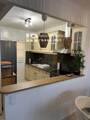 2 slaapkamer Flat te koop in Roses met garage - € 330.000 (Ref: 9966953)