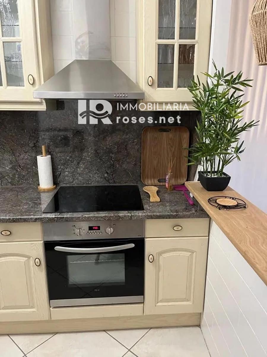 2 slaapkamer Flat te koop in Roses met garage - € 330.000 (Ref: 9966953)