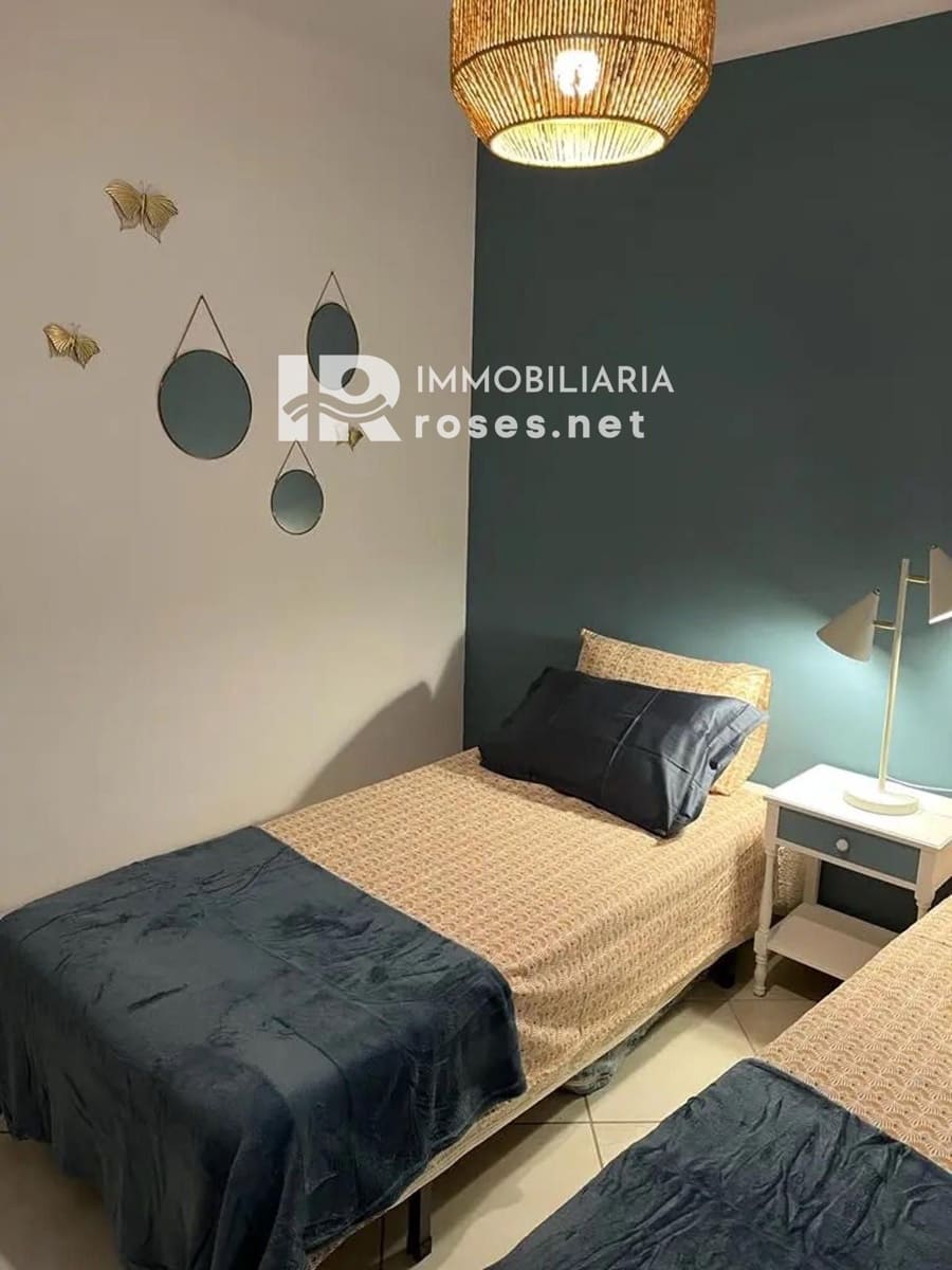 2 slaapkamer Flat te koop in Roses met garage - € 330.000 (Ref: 9966953)