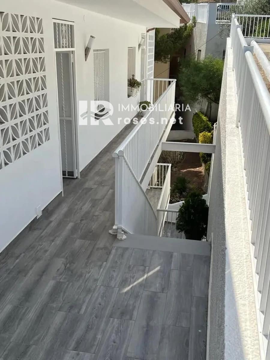 2 slaapkamer Flat te koop in Roses met garage - € 330.000 (Ref: 9966953)