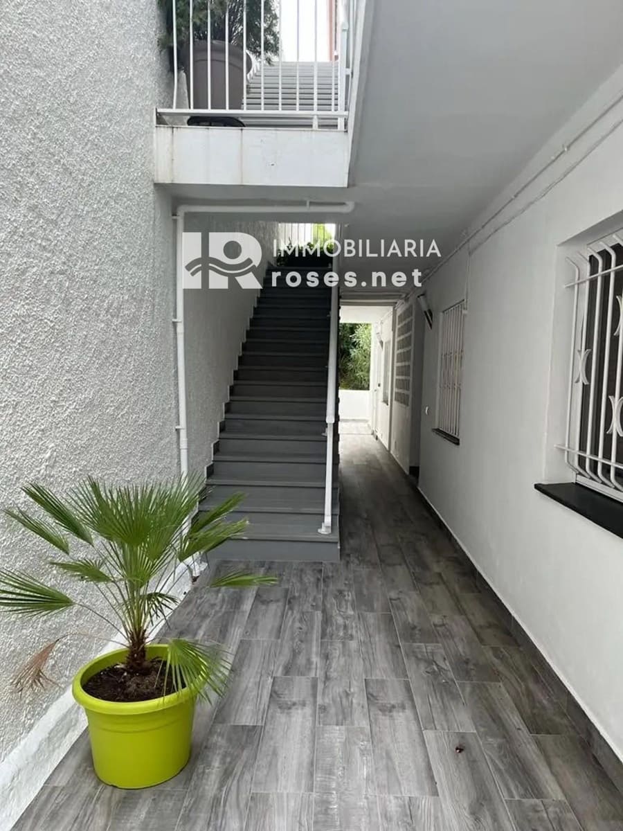 2 slaapkamer Flat te koop in Roses met garage - € 330.000 (Ref: 9966953)