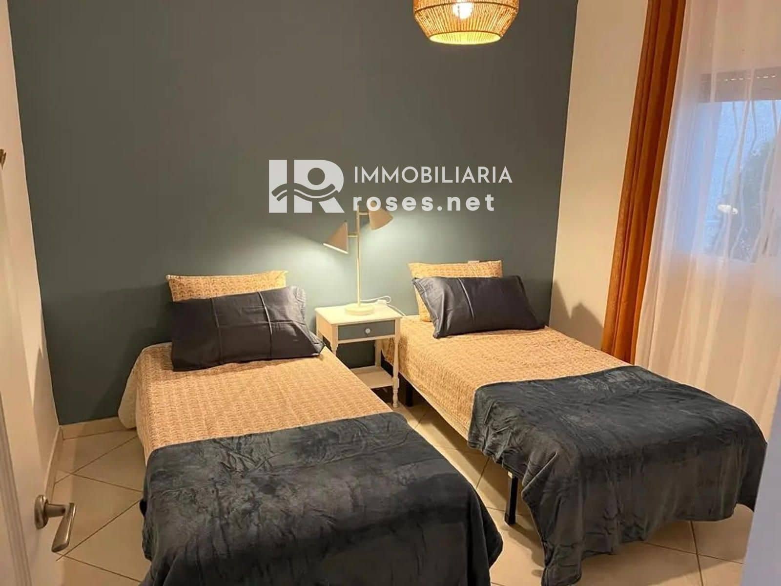 2 slaapkamer Flat te koop in Roses met garage - € 330.000 (Ref: 9966953)