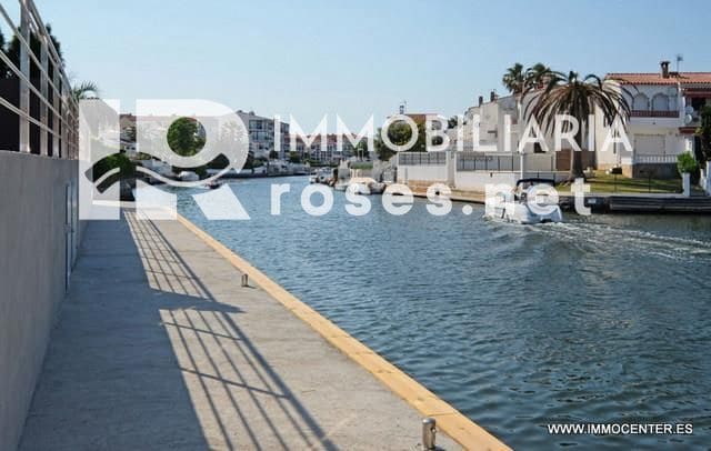 4 soveværelse Villa til salg i Empuriabrava med swimmingpool garage - € 800.000 (Ref: 9968612)